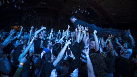 Nuno Pico de Grande Amore facendo crowd surfing durante o seu concerto no Emigrason