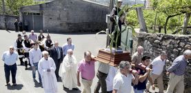 Jos Ramn Abal (Pode) -izquierda- y Miguel Prez Osorio (PSOE) -derecha-, ayer en la presidencia de la procesin de Vilario. 