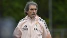 El t�cnico uruguayo Guillermo Almada (i), durante su primera sesi�n como entrenador del Real Oviedo