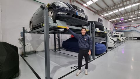 Alberto Goldar muestra la plataforma para poder aparcar a dos alturas
