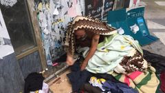 El indigente de la calle Torre se cambia de acera