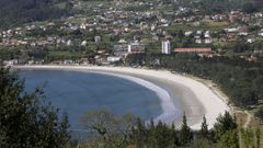 Vista de la playa de Cabanas, con algunos edificios altos al fondo