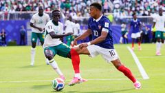Kylian Mbapp� maneja el bal�n durante el encuentro contra Senegal.