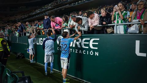 Futbolistas del Celta saludan a sus familiares y allegados tras el duelo ante el Betis en La Cartuja.