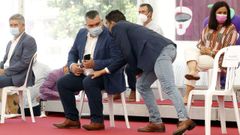 El alcalde de Ribadumia, sentado, en un momento de la entrega de los premios de la Festa do Tinto que se celebraba ayer