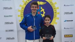 Juan Garc�a Burgos y Julia P�rez Campo, con sus trofeos de la Babolat Cup