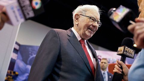 Warren Buffett en una de las multitudinarias juntas de accionistas de Berkshire Hathaway