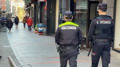 Dos agentes de la Ertzaintza, en una imagen de archivo.