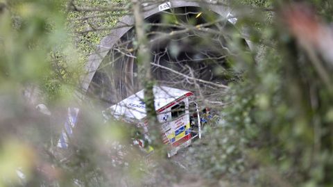 Cinco personas han resultado heridas y diez veh�culos se han visto involucrados al perder un cami�n su carga de carb�n cuando circulaba por el interior del t�nel de la Bolgachina, situado en la circunvalaci�n de Oviedo, ha informado la Guardia Civil