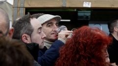 Un home proba unha copa na Feira do Vi�o de Chantada