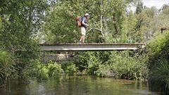Luis Zambrano cruzando este jueves uno de los puentes que hay en la etapa del Camino entre Armenteira y Vilanova.