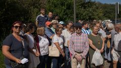 Decenas de personas se manifestaron frente al centro de salud.