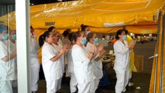 Personal sanitario celebra el primer alta en el hospital de campa�a de IFEMA, operativo desde el s�bado con m�s de 3.000 camas
