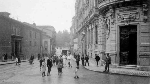 Un grupo de nios a las puertas del banco asturiano de Oviedo