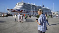 Cruceristas caminan por O Parrote en presencia de un trasatl�ntico