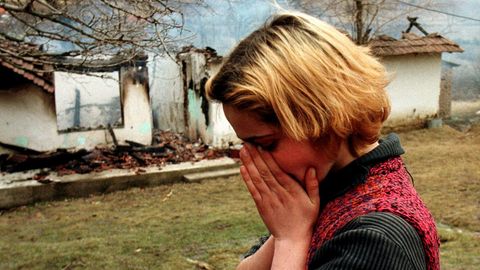 Una joven de 18 a�os llora frente a la casa en llamas de su t�o despu�s de que la polic�a y las tropas serbias la incendiasen al bombardear el pueblo de Stitarica, a 30 kil�metros al noreste de, Pristina. 
