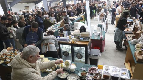 <span lang= gl >O mercado estivo abarrotado ao longo de toda a ma��, con venda de queixos, degustaci�ns e obradoiros</span>