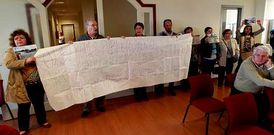 Empleados de los albergues As Mari�as desplegaron una pancarta de protesta