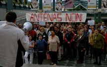<span lang= es-es >Un asunto polmico</span>. Protestas como la de la imagen (de archivo) son habituales cuando se instalan nuevas antenas de telefona. Su supuesto impacto en los seres humanos genera temor.