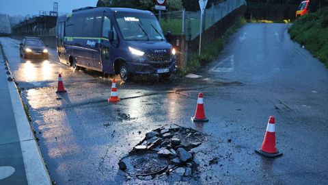 Un socav�n provoc� el cierre de un carril de circulaci�n en Vilaxo�n