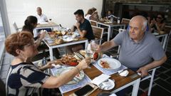 Comensales degustando una mariscada en el restaurante Louzao de Area, en Viveiro