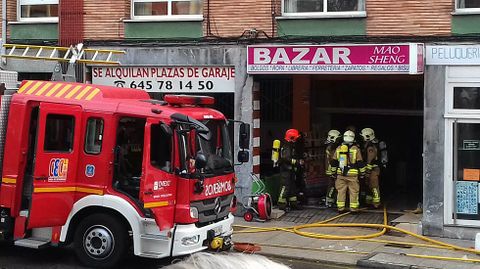 Los bomberos extinguen el incendio del almacéndel bazar chino Mao, en la avenida Pumarín, de Oviedo.Los bomberos extinguen el incendio del almacéndel bazar chino Mao, en la avenida Pumarín, de Oviedo