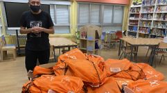 Xoaqu�n Freixeiro, coas mochilas viaxeiras da biblioteca