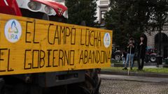 Varios ganaderos protestan por las calles.