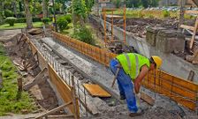 La empresa comenz� los trabajos por la construcci�n del cierre por el lado sur del jard�n.