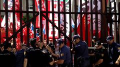 Protestas de funcionarios frente al Parlamento