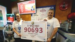 Jos� Fern�ndez y Patricia P�rez, empleada, de La Flor de Jos� en Ribadeo