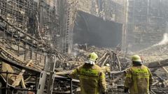 Bomberos, trabajando en la sala de conciertos arrasada por el fuego