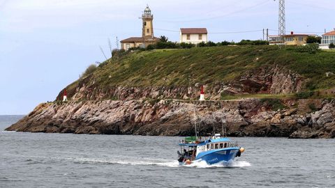Un barco pesquero entra en el puerto de Avil�s.