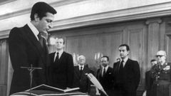 Imagen de la toma de posesi�n de Adolfo Su�rez como presidente del Gobierno ante el rey em�rito don Juan Carlos y el expresidente de la C�mara, Landelino Lavilla.