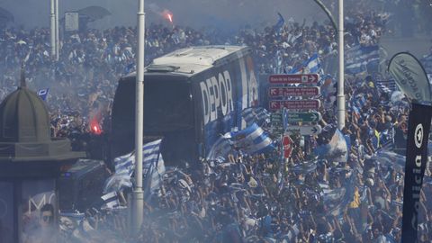 Imagen del autob�s del D�por llegando a Riazor el d�a del Barcelona B