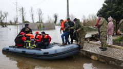 Militares ayudan a los vecinos de la localidad de Ereira a desalojar sus viviendas por el desbordamiento del r�o Mondego