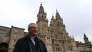 Obras de restauracin en el interior y visitantes encendiendo velas en la Catedral