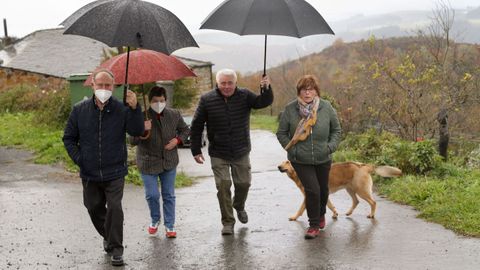 Los cuatro vecinos de A Laga caminando por su aldea