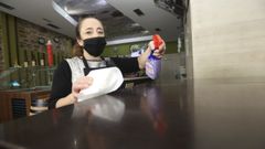 Labores de desinfecci�n y de limpieza de manos en el bar O Bocho de Laxe