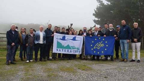 El presidente de la Diputacin con los tcnicos y vecinos de las comunidades de montes de la Serra do Xistral