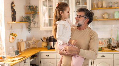 Un padre con su hija