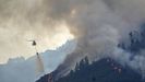 Un helic�ptero en labores de extinci�n del incendio que afecta a los alrededores de San Antol�n de Ibias