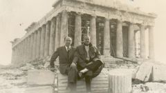lvaro Fernndez Surez con un amigo en Atenas, en 1959