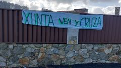 Una de las numerosas pancartas colocadas en el lugar de O Couto