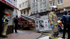 Imagen de archivo de una intervenci�n de los bomberos en la avenida de H�rcules