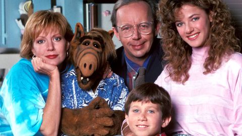 Anne Schedeen, Max Wright, Andrea Elson, Benji Gregory y el personaje de Alf, en la serie 