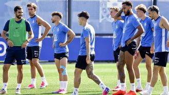 Parte de la plantilla del Deportivo, durante la sesi&oacute;n de entrenamiento del s&aacute;bado en las instalaciones del club en Abegondo.