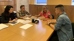 Beatriz Sestayo, gerente de SEA, y Antonio Quintela, abogado de SEA, con los ingenieros que redactaron el proyecto de ampliaci�n del parque empresarial de A Laracha