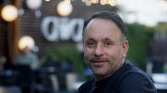 Roberto Eireos na terraza do Awa, o seu local actual, que acaba de cumprir dez anos