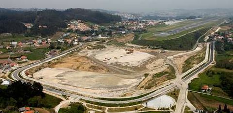 Aena apuesta por Alvedro ampliando su pista en cuatrocientos metros, como aprecia en las obras que aparecen en la fotografía.